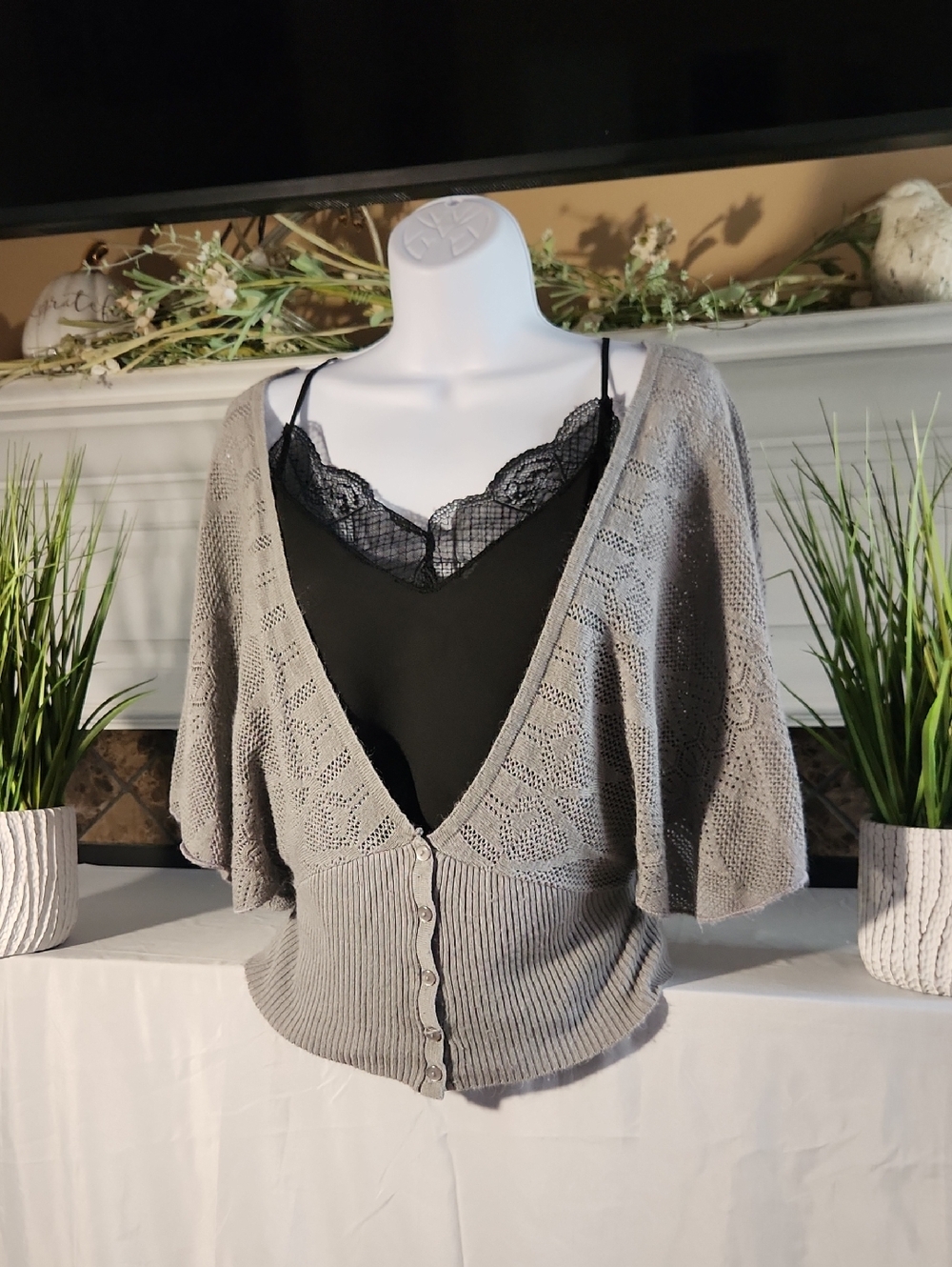 Daytrip Light Gray V-Neck Buttoned Knit Shrug Sz Med